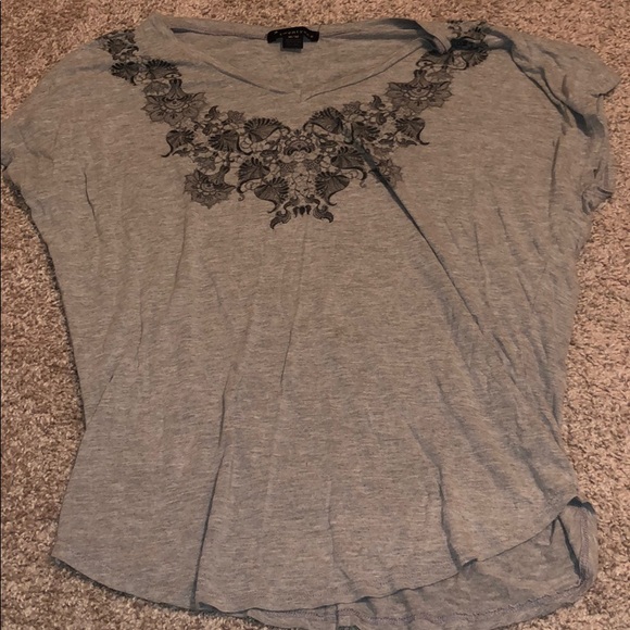 Gray tee with design around neckline size M - Picture 1 of 2